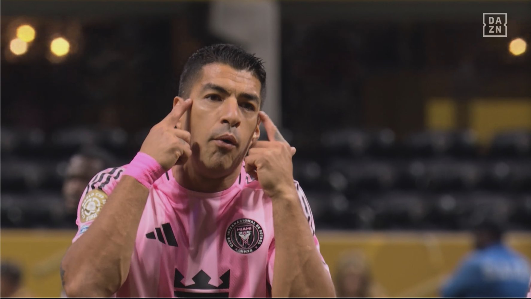 MK体育平台-外媒：苏亚雷斯对防守球员梦游不满，用手势讽刺他们无脑